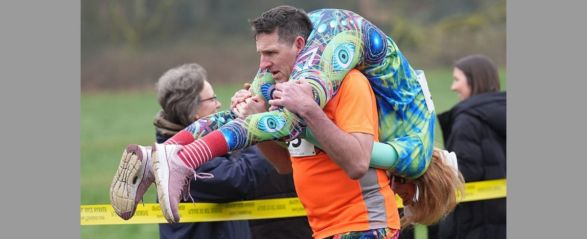 Wideo. Fińska para wygrała brytyjski wyścig w noszeniu żon