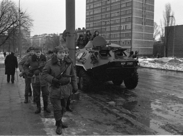 Historia jednej fotografii z Bazy Zdjęć PAP: czołgi, milicja i koksowniki, czyli stan wojenny w Polsce