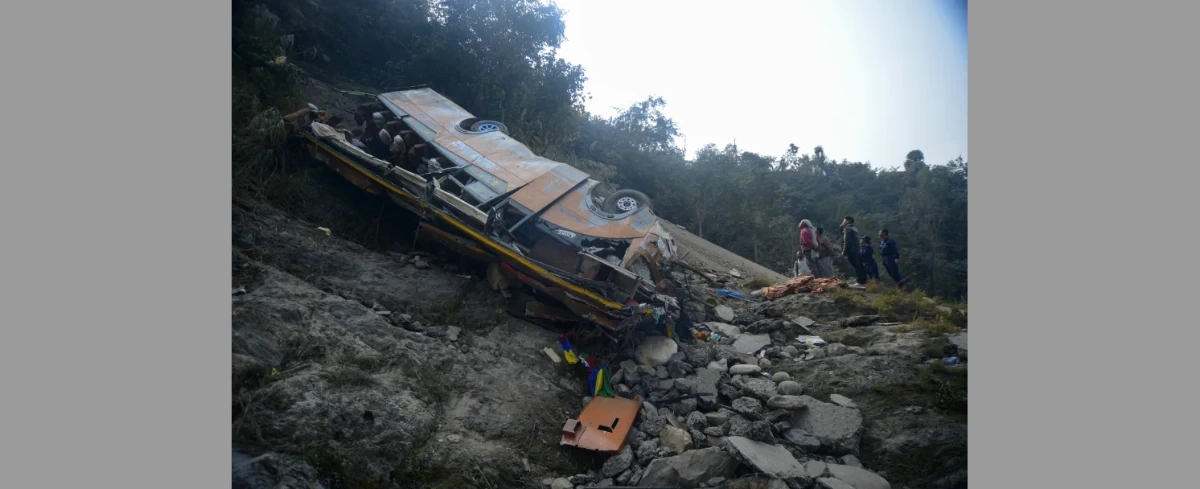 Autokar zjechał z trasy i stoczył się 300 metrów. Wiele ofiar