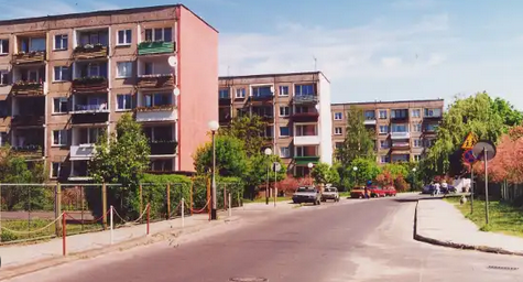 #lata90 #hejto40plus #hejto30plus raczej nie #nostalgia #patologia Często wspominając lata 90. romantyzujemy je i przypisujemy im jakąś bajkową wręcz wspaniałość. Też mi się to zdarza. Wiadomo, czas dzieciństwa, wakacje u babci na wsi, filmy z wypożyczalni video, przegrywanie kaset