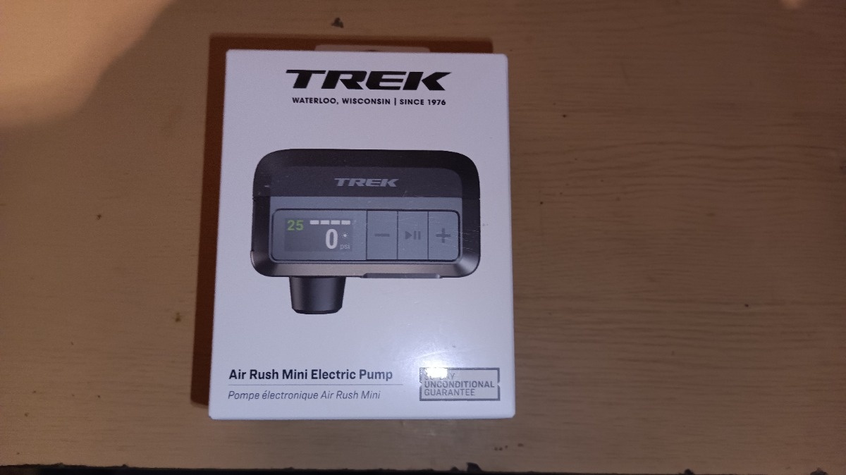 Akumulatorowa pompka rowerowa, wybór, unboxing i krótka recenzja.