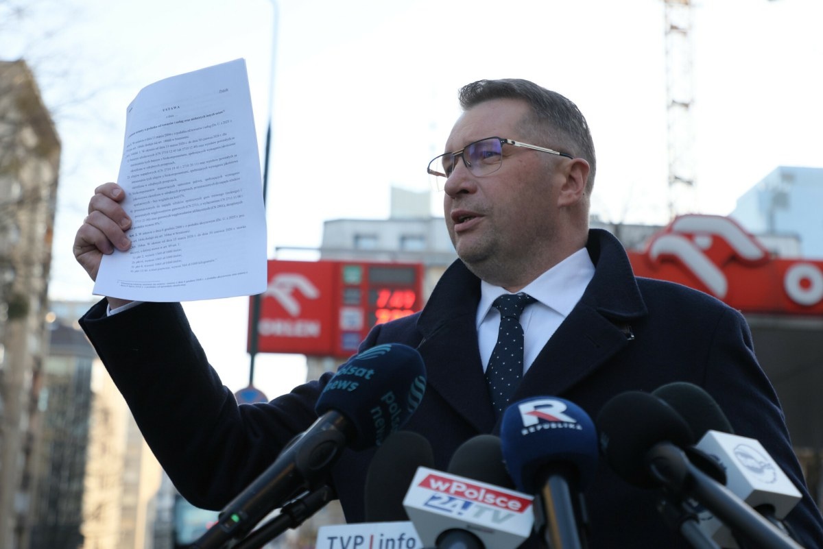 Czarnek składa projekt ustawy. Chodzi o VAT na paliwo