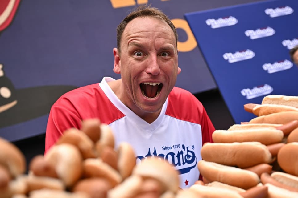 Joey Chestnut zjadł 66 hot dogów w 10 minut i po raz 18. zdobywa „Pas Musztardowy”