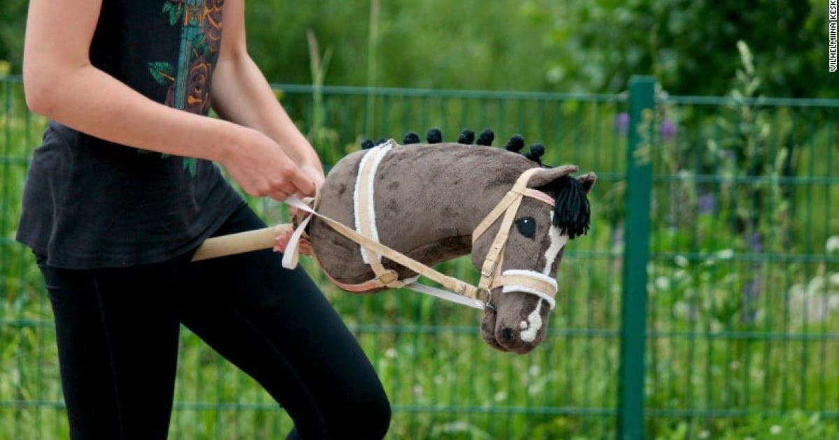Mistrzostwa Europy na... konikach na kiju. Do Pragi przyjechały setki zawodników i pasjonatów hobby horsingu