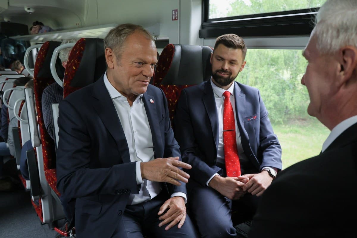 Tusk w pociągu do Łomży. "Czekała 33 lata i się doczekała"