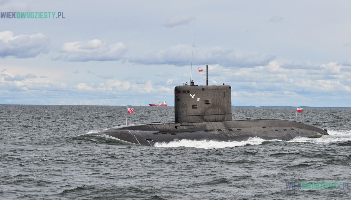 29 kwietnia 1986 roku w Rydze nastąpiła ceremonia pierwszego podniesienia bandery na ORP Orzeł.