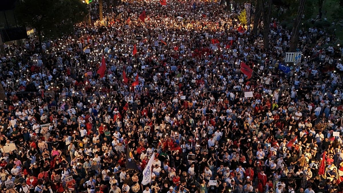 Tysiące Albańczyków na ulicach protestuje, żądając dymisji premiera