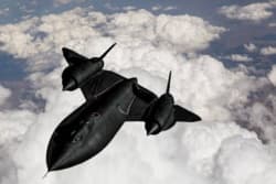 SR-71 Blackbird. Samolot z 1964 roku, którego do dziś właściwie nie zastąpiono Są takie maszyny, które nawet po kilkudziesięciu latach wyglądają nowocześnie. SR-71 Blackbird jest chyba najlepszym przykładem. Pierwszy lot odbył w 1964 roku, a mimo to nadal wygląda jak coś, co dopiero