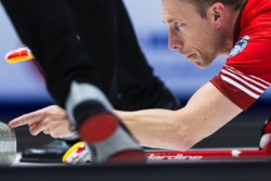 DRAMA W CURLINGU! Jak to w ogóle brzmi xD W czasie meczu Szwecja kontra Kanada Szwedzi oskarżyli kanadyjskiego gracza o dotknięcie kamienia (granitu, nie rączki) palcem. Jest to niedozwolone zagranie powodujące spalenie kamienia. Kanadyjczyk nie przyznał się do faulu i odpowiedział