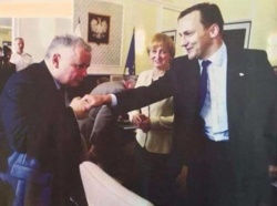 Osiągnięcia Sikorskiego z lat młodości:\ - ukończenie Oxfordu\ - korespondencje wojenne z Afganistanu, Angoli, Rumunii i byłej Jugosławii, do których materiały zbierane były z narażeniem życia\ - wiceminister obrony narodowej w rządzie Jana Olszewskiego (tak pisowcy, dobrze widzicie)