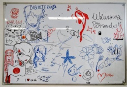 #pracbaza Przychodzi do biblioteki siódmoklasista: -Proszę pani, a opowiadałem pani żart o Matce Boskiej? -Nie, dawaj. -Ale to mocne jest. -Dawaj. -Ile Matka Boska miała dzieci? -No? -Jedno na krzyż, hehehe. Lubię moją pracę :grinning: