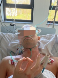 W poniedziałek miałem na 32 urodziny przebiec 32 km, a okazało się, że miałem operację serca z przełączeniem pompowania krwi na szpitalnego termomixa. Plastyka zastawki. Do życia jako tako wróciłem wczoraj, ale dopiero dziś czuję, że pojawiła się jakaś siła. A z siłą nadzieja