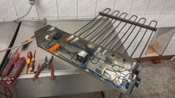 konstruktorelektrykamator #diy Dawno nie wrzucałem takich historyjek. Napatoczyły mi się dwie to piszę i wrzucam. Wczoraj z rana dzwoni stary znajomy z którym przez kilka lat robiłem #elektryka -Ty, robimy razem z młodymi i Radziem instalacje na przedszkolu, kable położone, tynki i podłogi