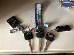 Jako nastolatek zawsze chciałem mieć dużo aut. Podobał mi się ten koncept, żeby co rano mieć problem "nie wiem które auto wziąć do pracy?"\ \ No i się udało\ -ten ma pusty bak a chleje tyle, że nie dojadę do roboty\ -ten ma problemy z prądem i po weekendzie nie odpali\ -ten