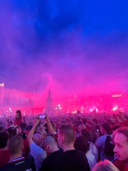 Uratowałem wczoraj chłopu życie Ulica Grodzka, centrum Krakowa, zmierzam na fetę Wisły Kraków. Szaliki, czerwone koszulki i.... Oczom nie wierzę. Chłop idzie w pasiastej koszulce. Widzę, że ktoś rzuca w niego piwem xD Podchodze, to Hiszpan w koszulce Girony, mowie mu, źe jest pasiasta i