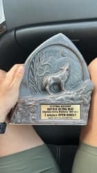 Debiut i Zwycięstwo – Ultramaraton 101 km Wystartowaliśmy kilka minut po 21:00. Temperatura przyjemna, słońce już zaszło, jeszcze całkiem widno było. Pierwsze kilometry wzdłuż morza, po plaży na przemian z wbieganiem po górkach kępy Redłowskiej i klifów Orłowskich. Po 5 kilometrze