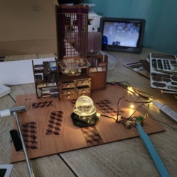 #modelarstwo może? Dostałam wcześniejszy prezent urodzinowy od niebieskiego i tak wsiąkłam, że od 22 do 4 siedziałam i dłubalam. Jest ekstra! 🤣 No może nie dla mojej d⁎⁎y. Jeszcze sporo pracy przede mną, ale bardzo fajnie widać progres. A układanie książek to super ćwiczenie