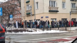 #tlustyczwartek #patologiazmiasta Pracownia cukiernicza "Zagoździński", Górczewska, Warszawa. Jak jechałem do roboty przed 8, to kolejka już zaczynała sięgać Działdowskiej. Przejeżdżałem znów obok 8:55, to patrząc od Górczewskiej, końca kolejki nie udało mi się