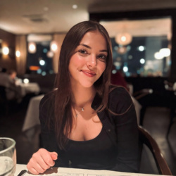 Dobra i druga pani na dzisiaj.\ \ Oceń urodę kobiety ze zdjęcia. Spokojnie, pani powstała dzięki AI więc się nie obrazi na wasze opinie. Możecie oceniać detale, całokształt, co chcecie.\ \ Nie wiem jakim cudem wczorajszy test się wam spodobał xD ale skoro chcecie więcej testów to