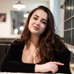 Oceń urodę kobiety ze zdjęcia. Spokojnie, pani powstała dzięki AI więc się nie obrazi na wasze opinie. Możecie oceniać detale, całokształt, co chcecie.\ \ Nie wiem jakim cudem wczorajszy test się wam spodobał xD ale skoro chcecie więcej testów to przez dwa dni wrzucam po dwie panie i