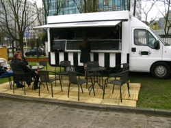 Prowadziłem kiedyś foodtrucka, teraz nie prowadzę. Życie jest za krótkie, aby je wspominać, niemniej z tamtych lat zostało mi trochę przemyśleń oraz historyjek, które będę wrzucał co jakiś czas na #foodtruckowehistoryjki Dziś będzie w końcu o tym jak buda z żarciem wystartowała