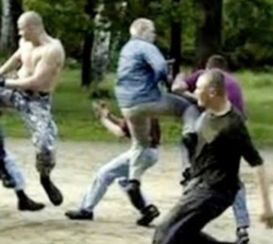 Przewijajcie dalej, to tylko Karol Nawrocki w bohaterskiej walce ludowo wyzwoleńczej w jednym z pomorskich lasów. #polityka