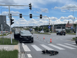 Sezon wypadków hulajnogarzy w pełni, odnoszę wrażenie, że to obecnie najgłupsza grupa uczestników ruchu zaraz po motocyklistach i samochodziarzach. Nie wiem dlaczego państwo nie jest w stanie zrobić z nimi porządku. Co można zrobić, aby ograniczyć wybryki tych niepełnosprawnych