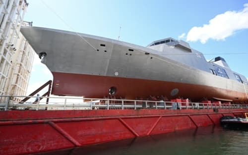 ORP Wicher, największy okręt w historii polskiej floty, zostaje zwodowany. Nie oznacza to jednak końca jego budowy