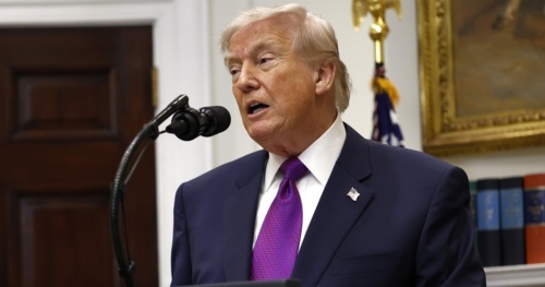 Donald Trump znosi regulacje klimatyczne. Koniec z "przyciskiem Obamy"